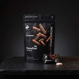 NOTFORTOMORROW FocusFuel Cinnamon pouch, 60 pieces, on a dark stone table with a sachet and tablet in front