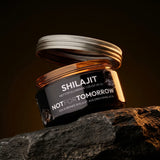 جرة زجاجية كهرمانية من راتنج NOTFORTOMORROW Shilajit بغطاء فضي على صخرة داكنة، ملصق الهيمالايا
